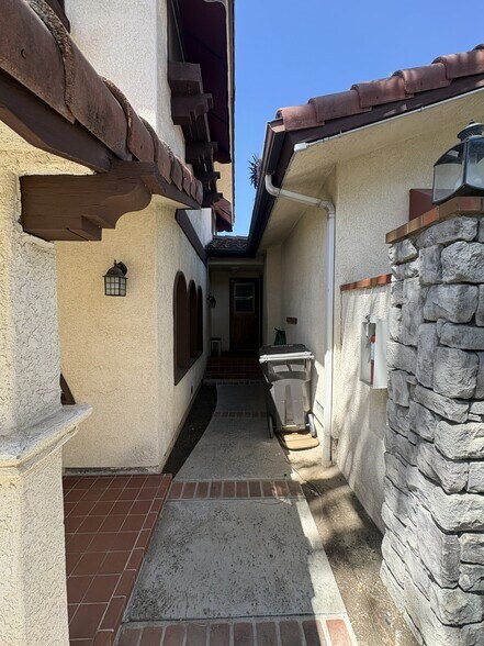 246 E Hullett St, Long Beach, CA à vendre - Photo de l’immeuble – Image 3 sur 10