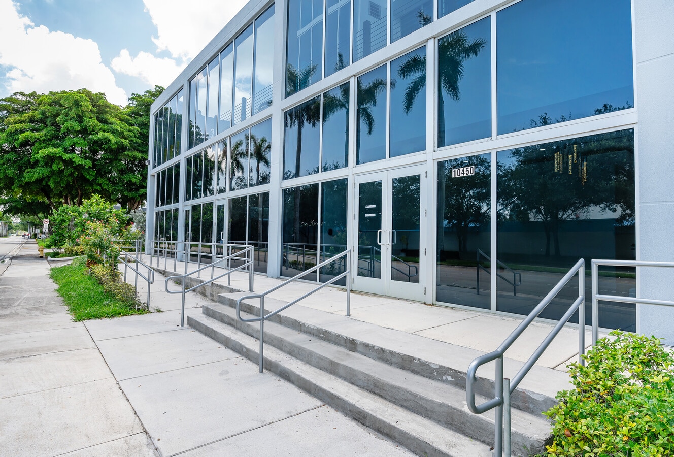 10450 NW 33rd St, Doral, FL 33172 - Lot 301 - - Photo intérieure - Image 2 of 18
