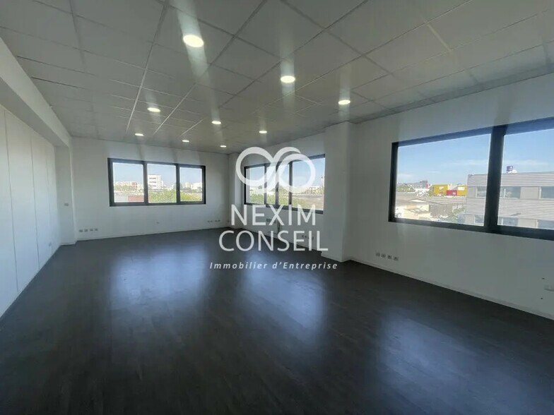 Bureau dans Villeneuve-la-Garenne à louer - Photo de l’immeuble – Image 2 sur 12