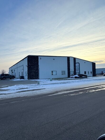 2323 16th Ave S, Moorhead, MN à louer - Photo principale – Image 1 sur 4