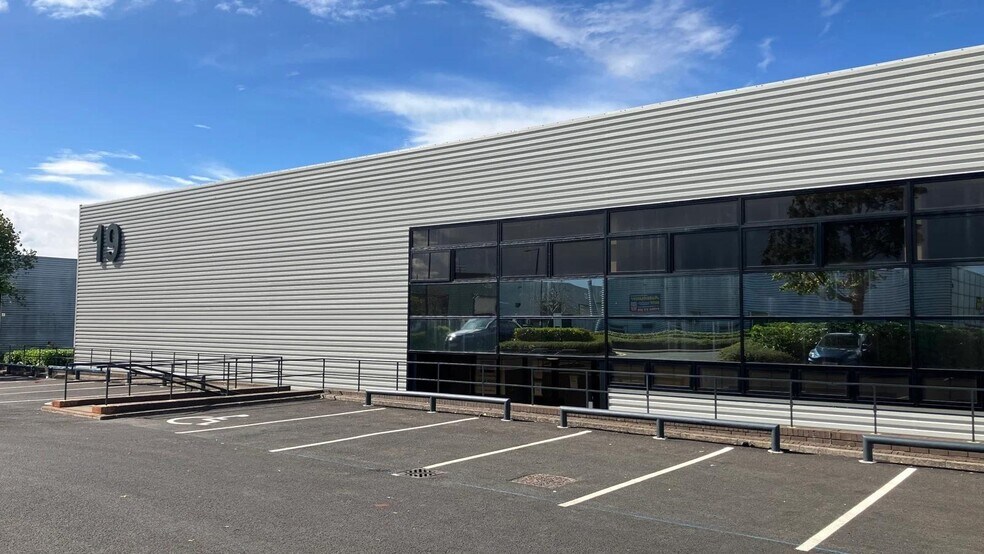 19-21 Tanners Dr, Milton Keynes à louer - Photo de l’immeuble – Image 2 sur 5