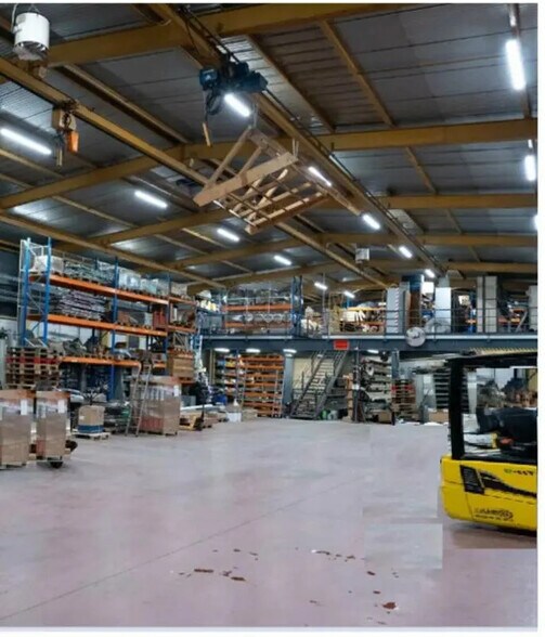 Local d’activités dans Vénissieux à louer - Photo de l’immeuble – Image 1 sur 2