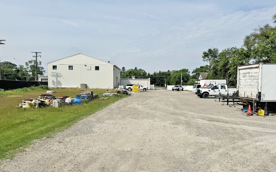 5665 Auburn Rd, Shelby Township, MI à vendre - Photo de l’immeuble – Image 3 sur 11