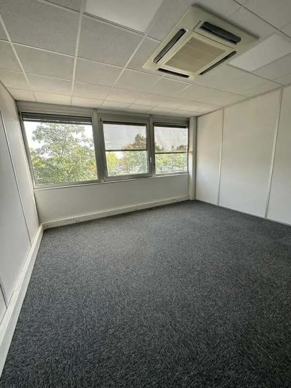 606 Rue Fourny, Buc à louer Photo de l’immeuble– Image 1 sur 18