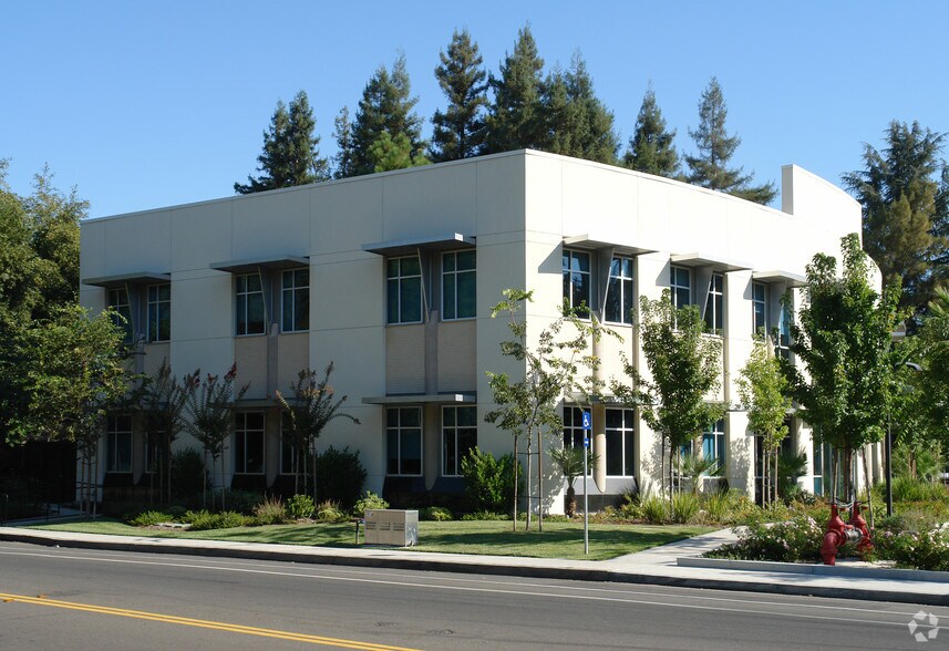 900 University Ave, Sacramento, CA à louer - Photo de l’immeuble – Image 2 sur 2