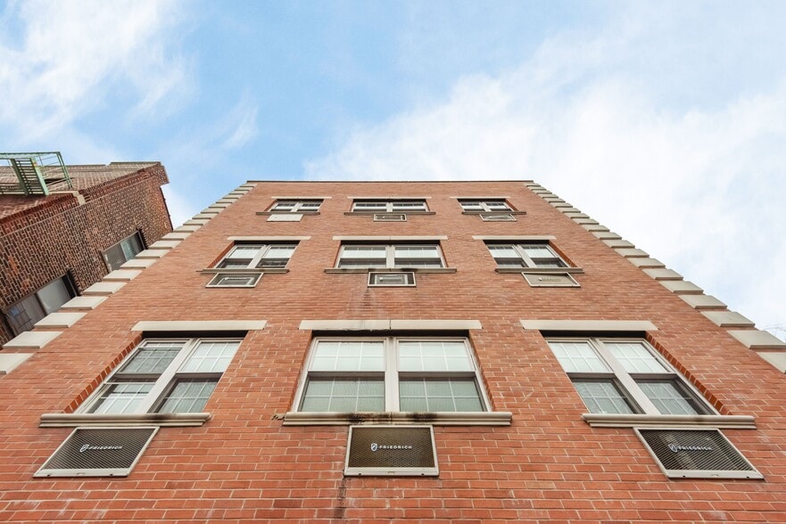 253 E 206th St, Bronx, NY à vendre - Photo de l’immeuble – Image 3 sur 30