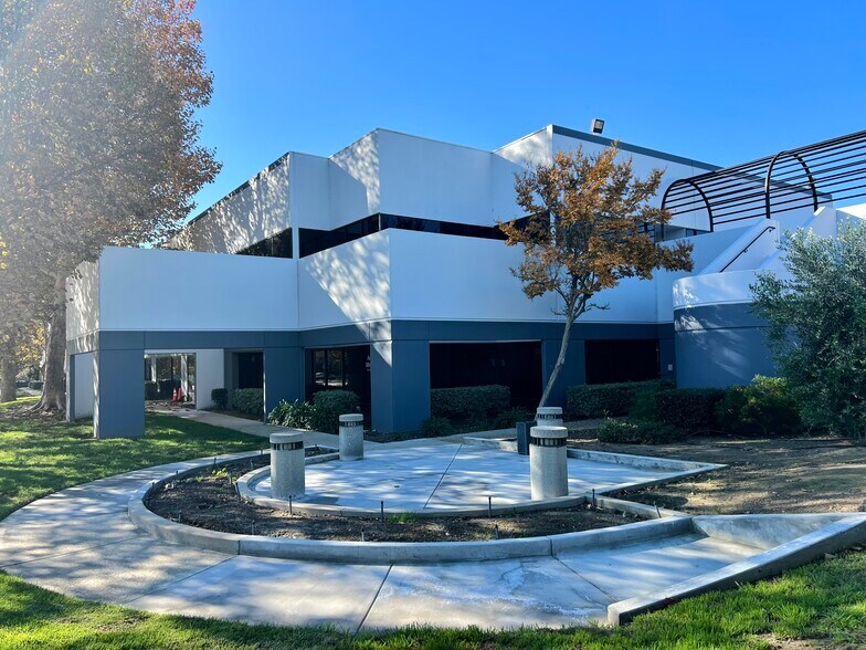 8632 Archibald Ave, Rancho Cucamonga, CA à louer - Photo de l’immeuble – Image 1 sur 3