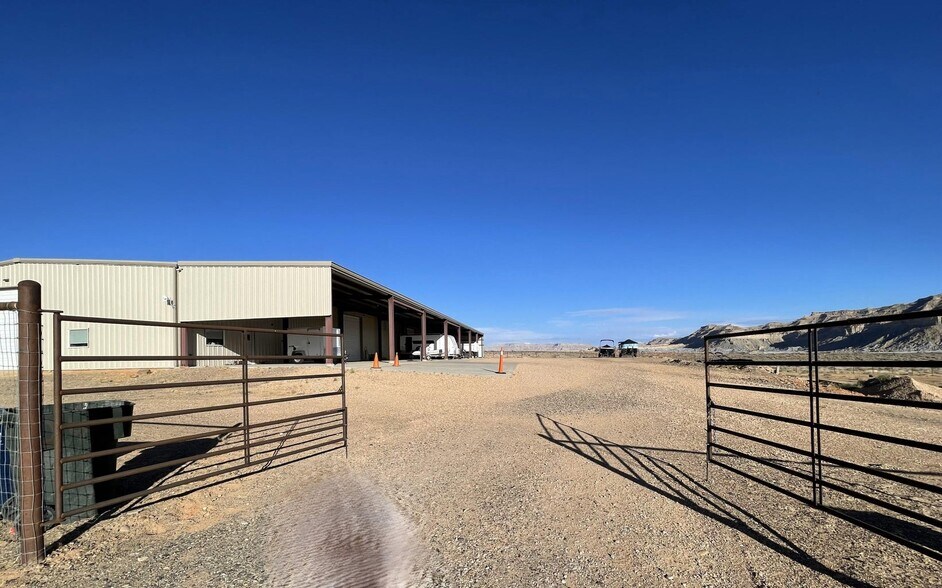 825 Cannonball dr, Big Water, UT à vendre - Photo de l’immeuble – Image 2 sur 25