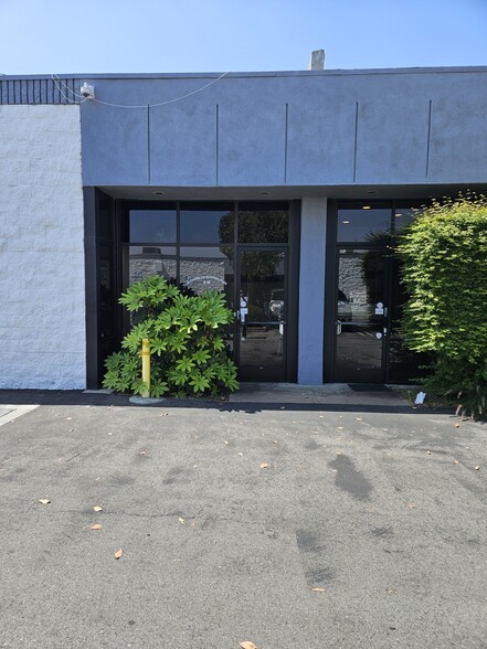 9555 Owensmouth Ave, Chatsworth, CA à louer - Photo de l’immeuble – Image 1 sur 16