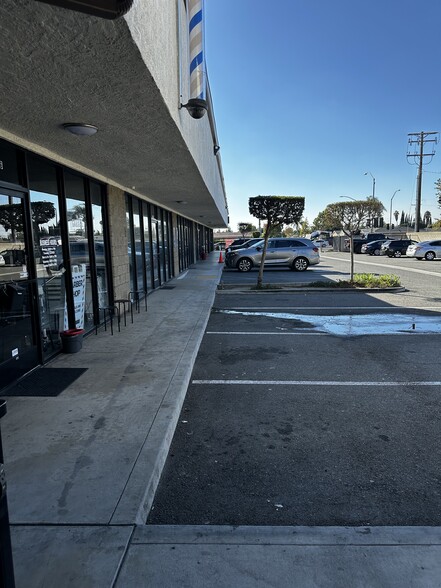 1142 N Brookhurst St, Anaheim, CA à louer - Photo de l’immeuble – Image 3 sur 12
