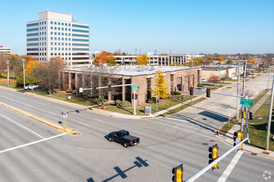 225 N Arlington Heights Rd, Elk Grove Village, IL à louer - Photo de l’immeuble – Image 2 sur 13
