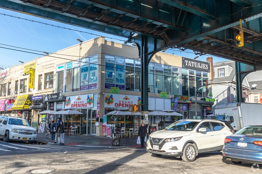 104-01 Roosevelt Ave, Corona, NY à louer - Photo de l’immeuble – Image 2 sur 4