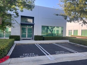 9661 Irvine Center Dr, Irvine, CA à louer Photo de l’immeuble– Image 1 sur 2