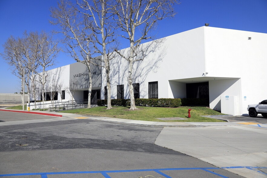 7150 Village Dr, Buena Park, CA à vendre - Photo de l’immeuble – Image 2 sur 11