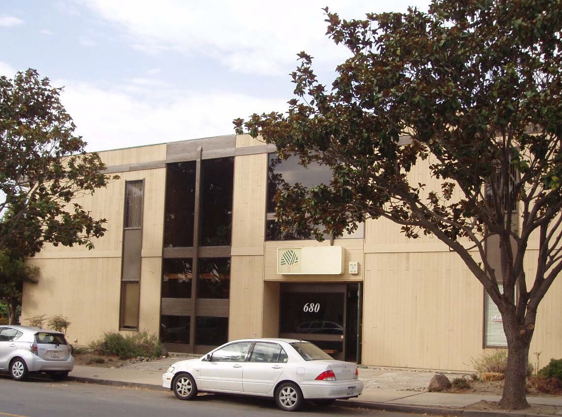 680 E Romie Ln, Salinas, CA à louer Photo de l’immeuble– Image 1 sur 5