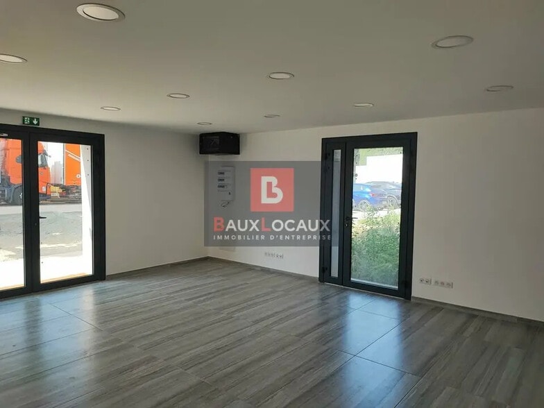 Bureau dans Sénas à louer - Photo de l’immeuble – Image 3 sur 9