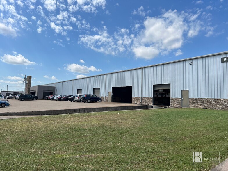 2525 Minnis Dr, Haltom City, TX à vendre - Photo de l’immeuble – Image 3 sur 21