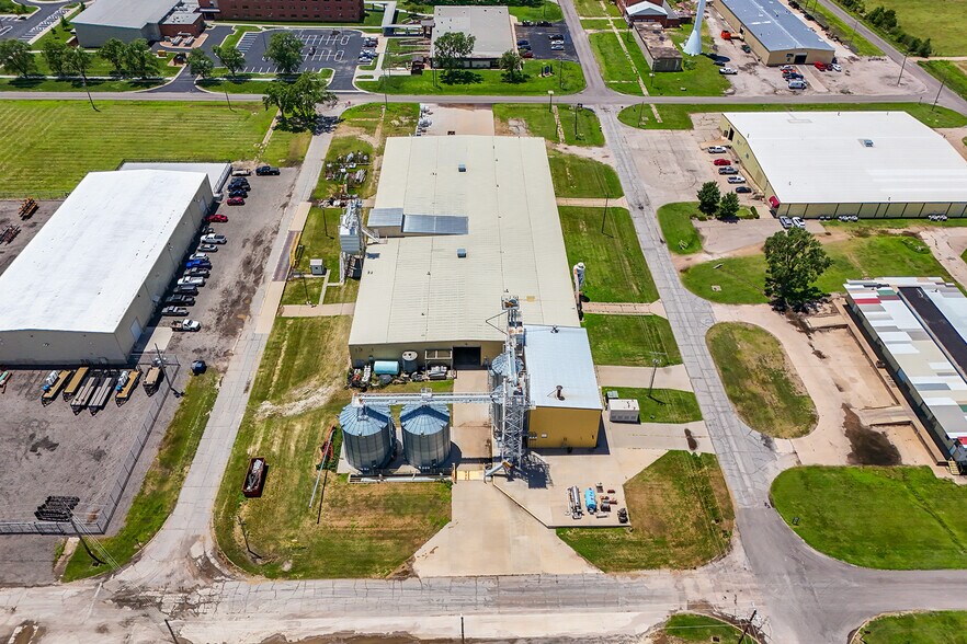 1616 E Wasp Rd, Hutchinson, KS à vendre - Photo de l’immeuble – Image 3 sur 92