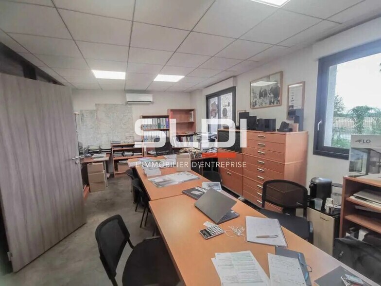 Local commercial dans Saint-Laurent-de-Mure à louer - Photo intérieure – Image 3 sur 12