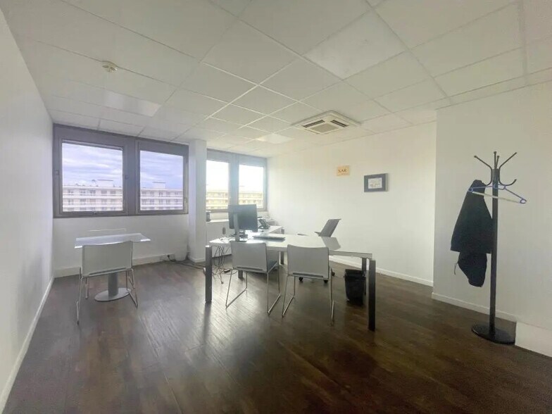 Bureau dans Poissy à louer - Photo de l’immeuble – Image 3 sur 9