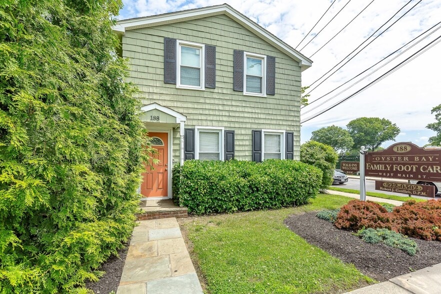188 W Main St, Oyster Bay, NY à vendre - Photo de l’immeuble – Image 2 sur 17