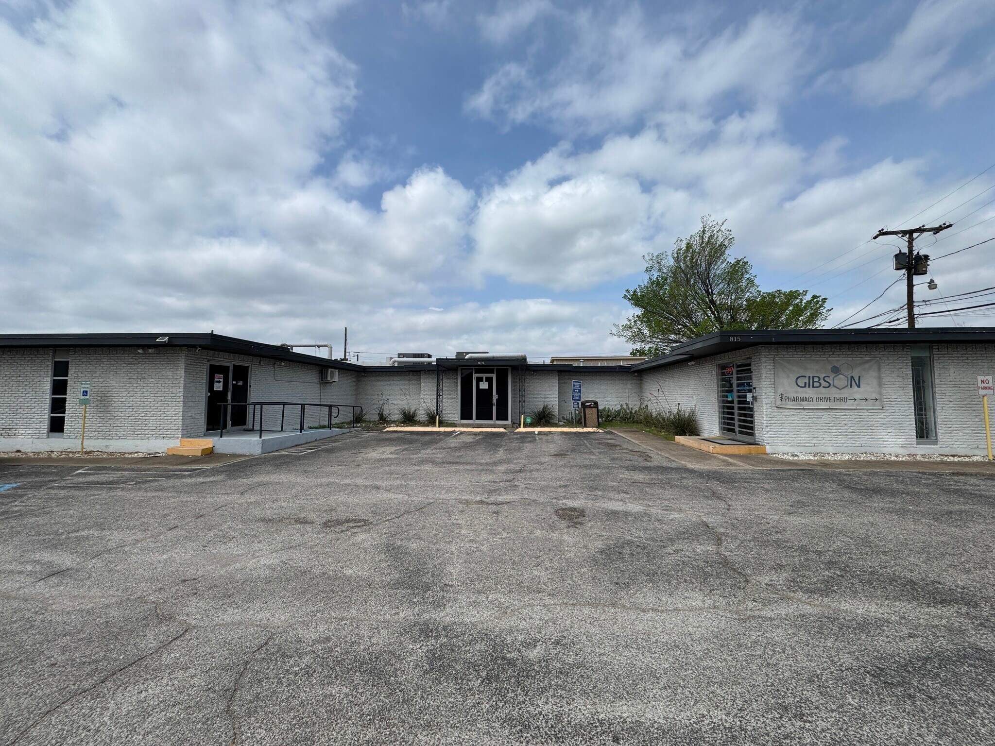 811-815 N O'Connor Rd, Irving, TX à louer Photo principale– Image 1 sur 8