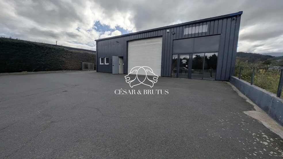 Local d'activités dans Saint-Germain-Laprade à vendre - Photo de l’immeuble – Image 1 sur 17