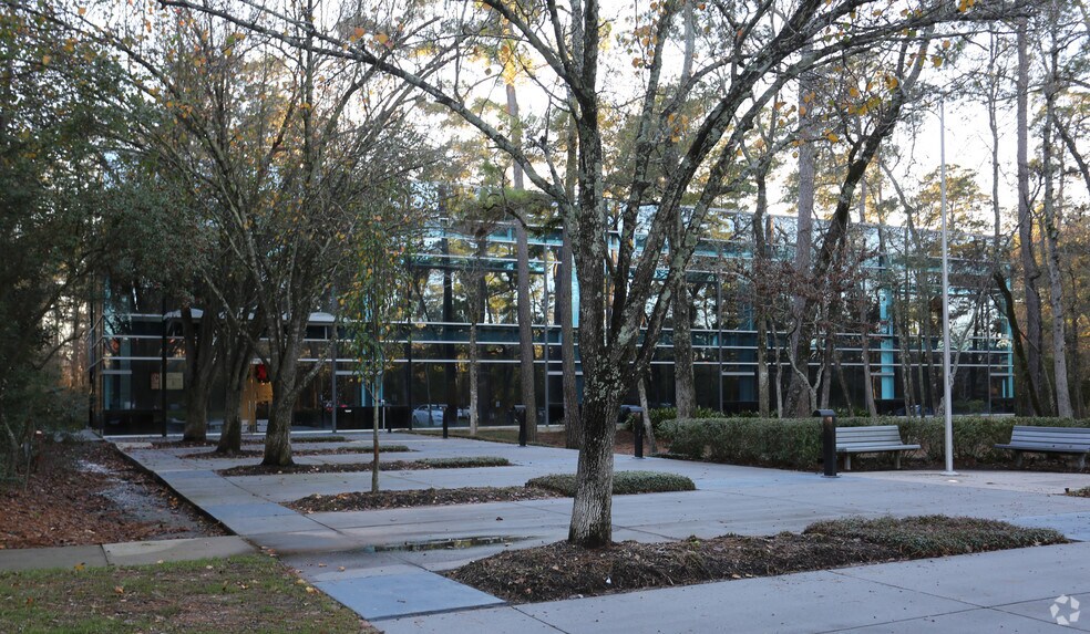 2201 Lake Woodlands Dr, Spring, TX à louer - Photo de l’immeuble – Image 1 sur 5