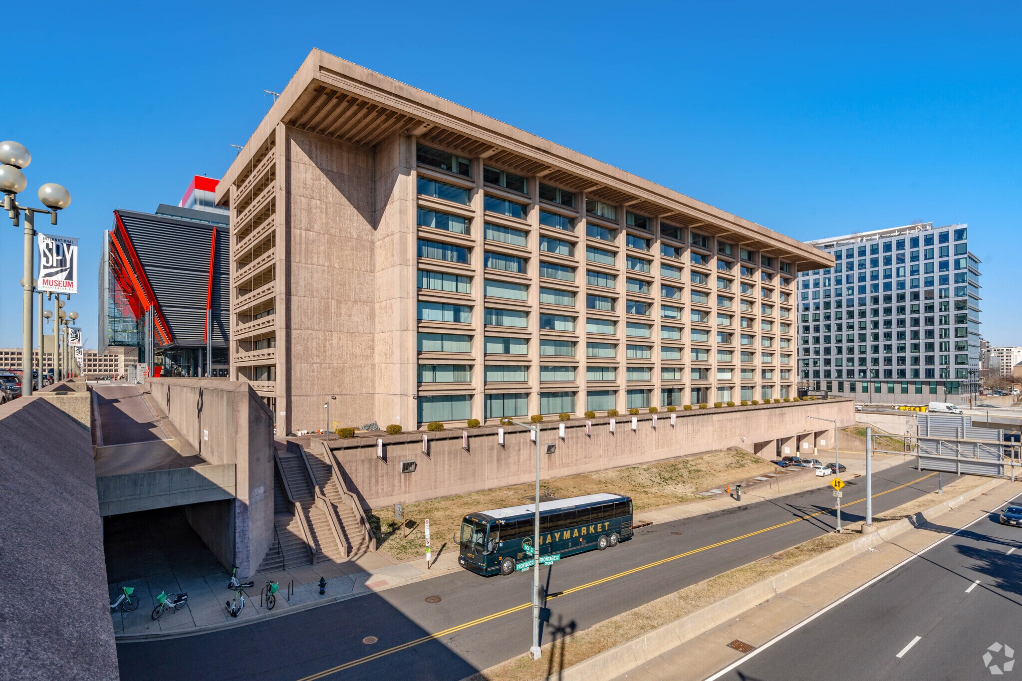 950 L'Enfant Plz SW, Washington, DC à louer Photo principale– Image 1 sur 7