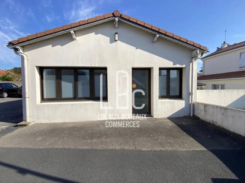 Local commercial dans Pont-Saint-Martin à louer - Photo de l’immeuble – Image 1 sur 7