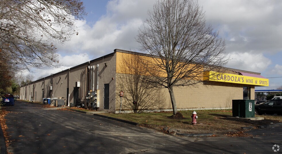 154 Faunce Corner Rd, North Dartmouth, MA à louer - Photo de l’immeuble – Image 3 sur 20
