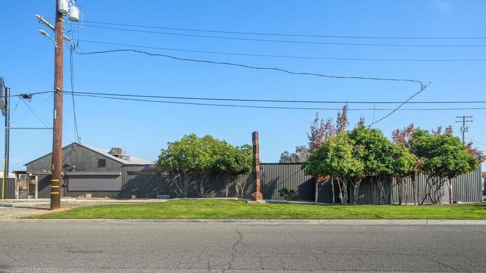 1520-1528 N Sierra Vista Ave, Fresno, CA à vendre - Photo de l’immeuble – Image 2 sur 21