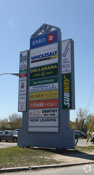 605 Rogers Rd, Toronto, ON à louer - Photo de l’immeuble – Image 3 sur 19