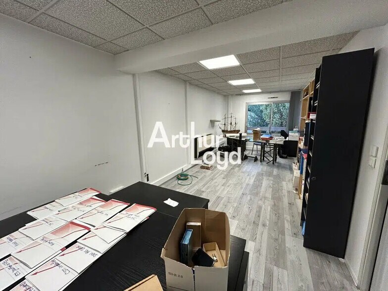 876 Avenue Marechal De Lattre De Tassigny, Fréjus à louer - Photo de l’immeuble – Image 3 sur 5