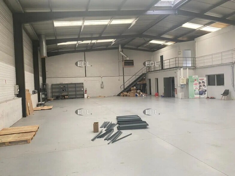 Local d’activités dans Vénissieux à louer - Photo de l’immeuble – Image 2 sur 13