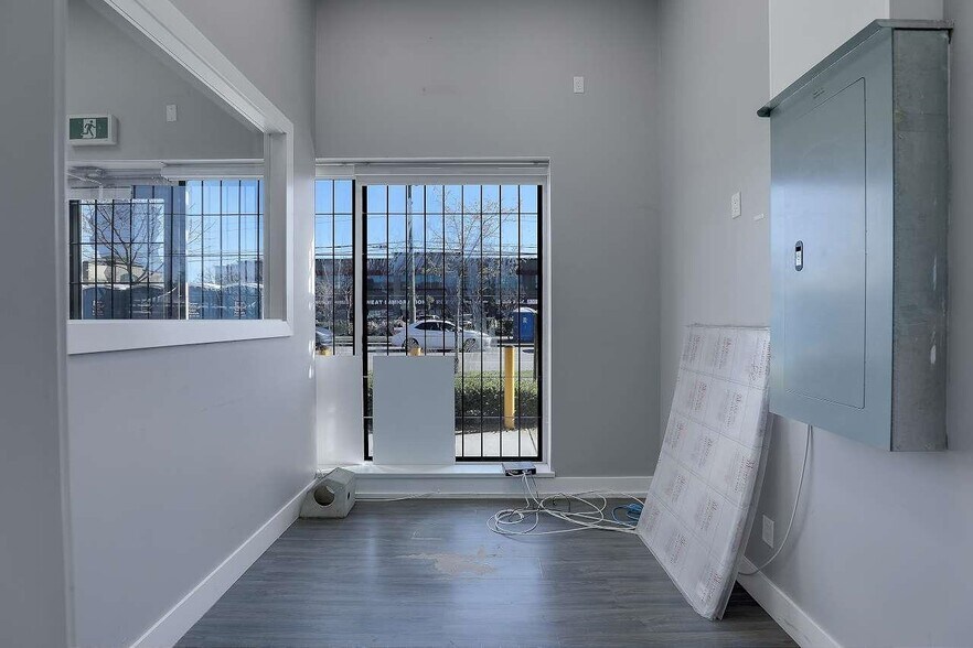 8028 128th St, Surrey, BC à vendre - Photo de l’immeuble – Image 3 sur 7