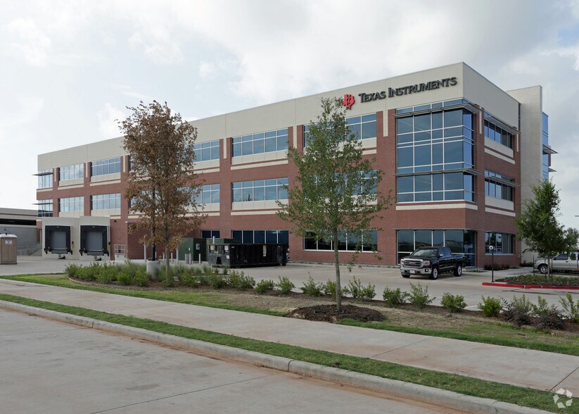 13905 University Blvd, Sugar Land, TX à vendre - Photo de l’immeuble – Image 2 sur 14