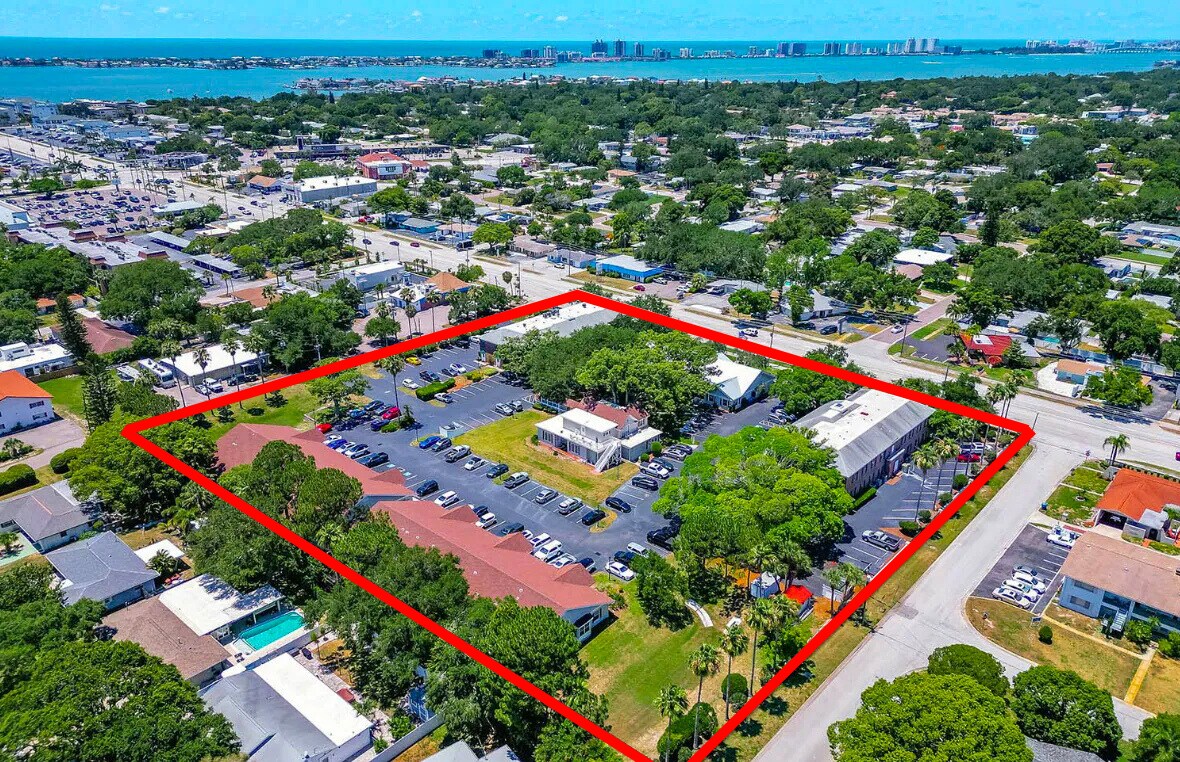 2401 W Bay, Largo, FL à louer Photo de l’immeuble– Image 1 sur 3