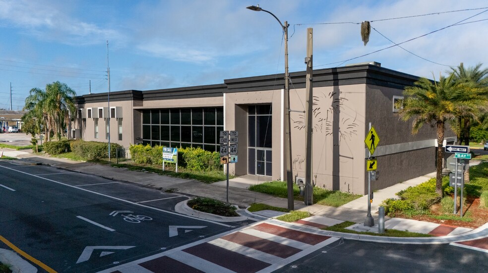 100 N Bay St, Eustis, FL à louer - Photo de l’immeuble – Image 3 sur 9