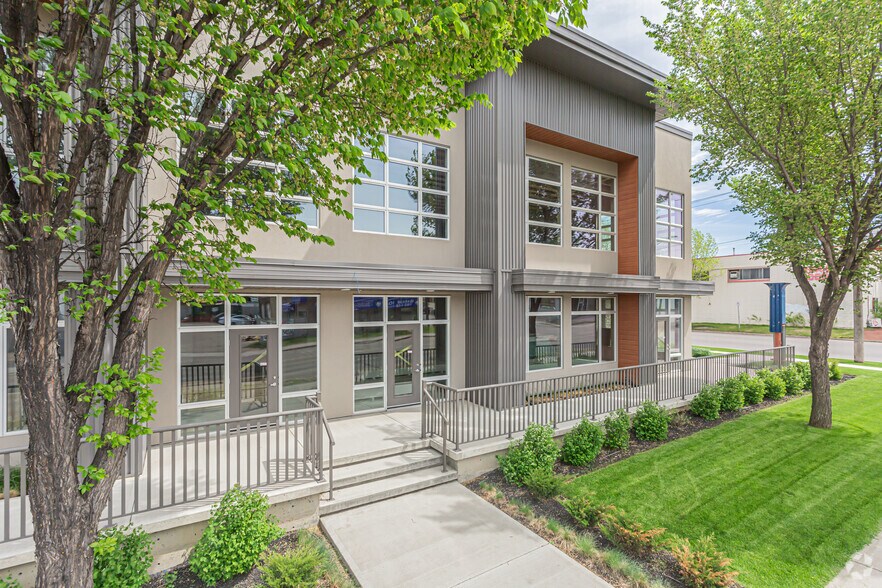 6501 Calgary Trl NW, Edmonton, AB à louer - Photo principale – Image 1 sur 6