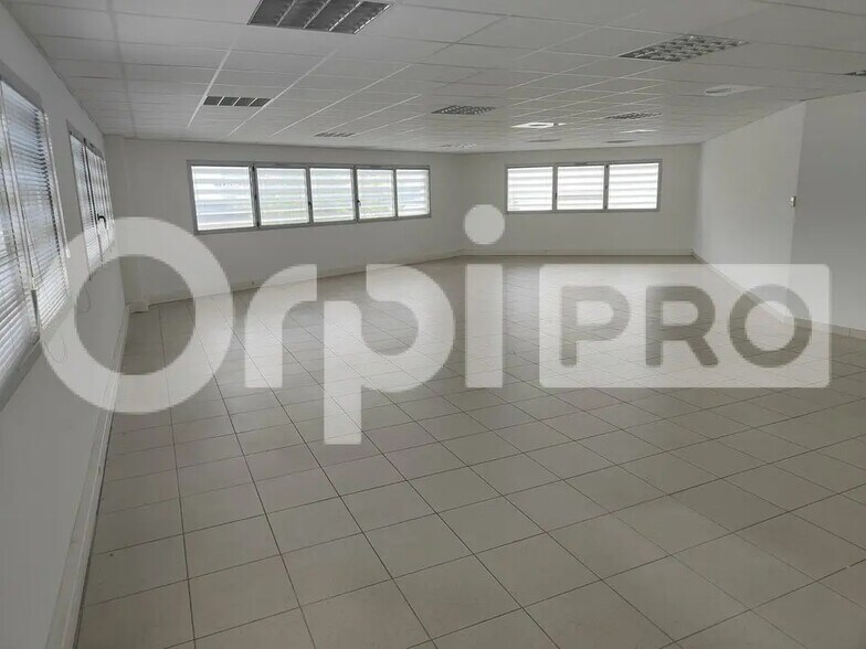 Bureau dans Grigny à louer - Photo de l’immeuble – Image 2 sur 5