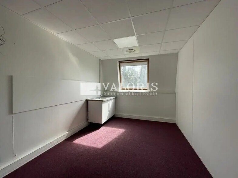 Bureau dans Bron à louer - Photo de l’immeuble – Image 3 sur 6
