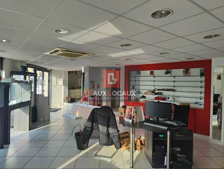 Local commercial dans Lançon-Provence à louer - Photo de l’immeuble – Image 2 sur 7