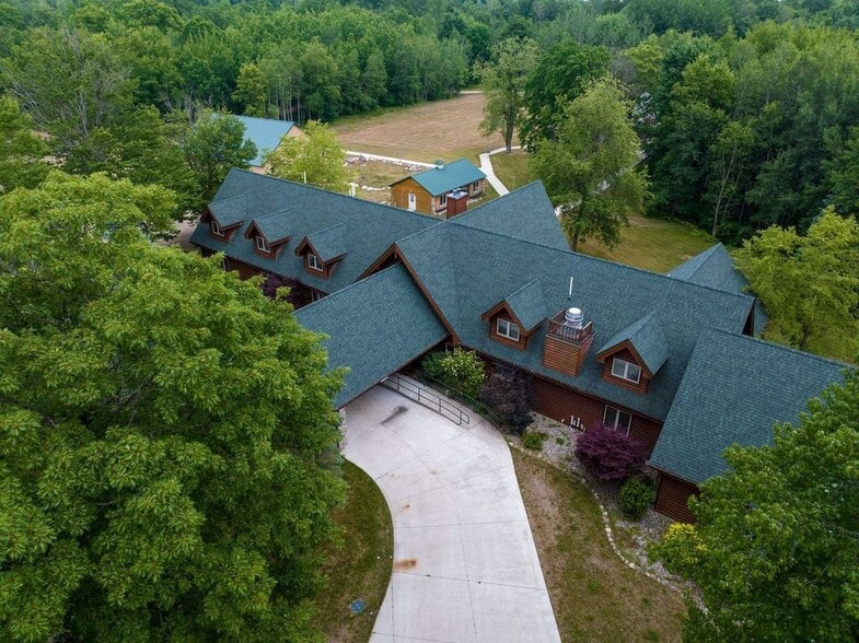 355 Mannsiding Rd, Harrison, MI à vendre - Photo de l’immeuble – Image 2 sur 42