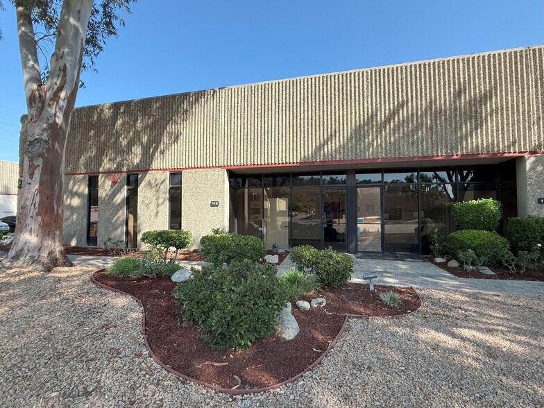 25327 Avenue Stanford, Valencia, CA à louer - Photo de l’immeuble – Image 1 sur 7