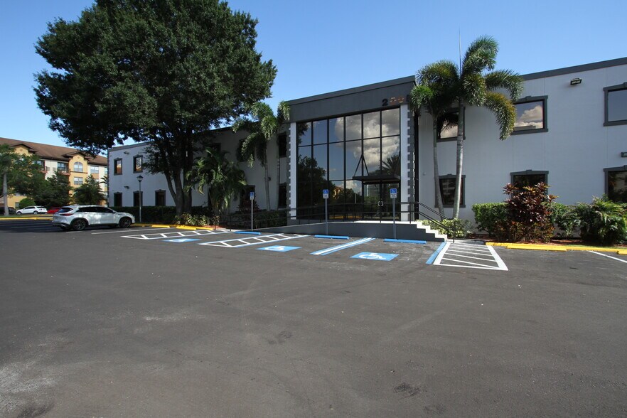 2005 Pan Am Cir, Tampa, FL à louer - Photo principale – Image 1 sur 30