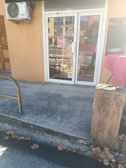 Local commercial dans La Trinité à louer - Photo de l’immeuble – Image 1 sur 8