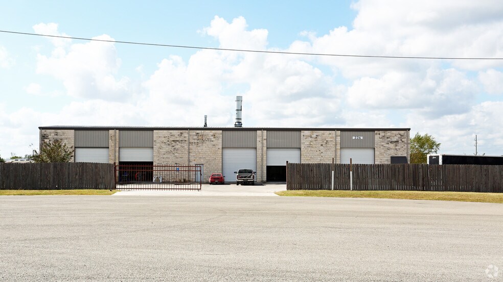 226 Weldon Johnson Way, Kyle, TX à louer - Photo de l’immeuble – Image 2 sur 5
