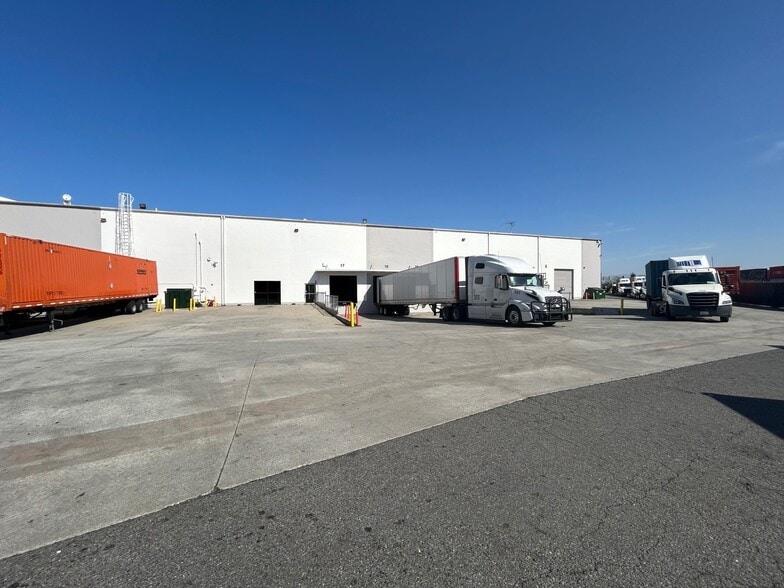 20212 S Rancho Way, Rancho Dominguez, CA à louer - Photo de l’immeuble – Image 3 sur 5