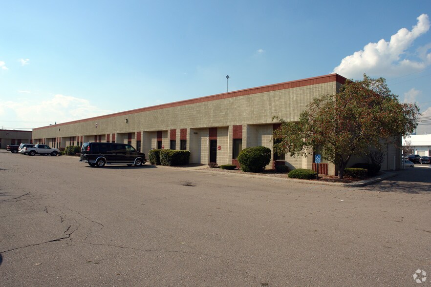 24073-24083 Research Dr, Farmington Hills, MI à louer - Photo de l’immeuble – Image 1 sur 5